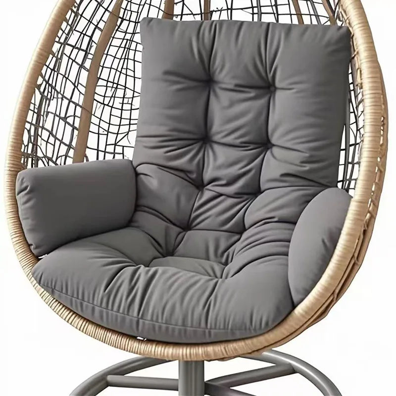 OEUF — Coussin d'assise gris pour fauteuil suspendu en forme d'œuf, installé dans une structure en rotin
