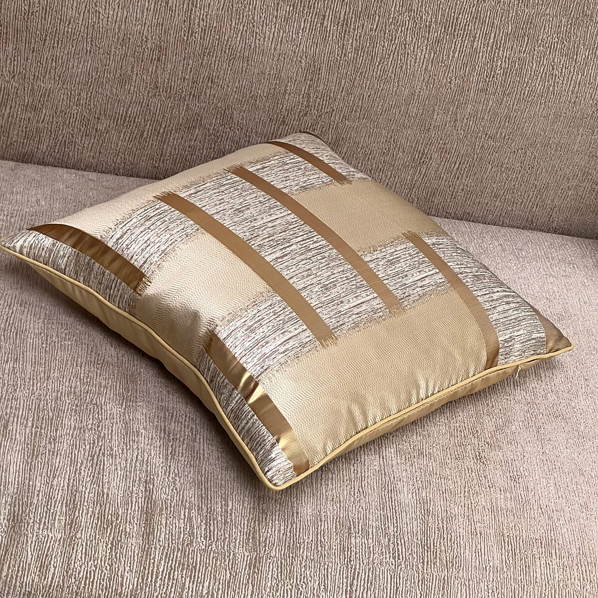 GATSBY — Housse de coussin jacquard à rayures dorées, coloris Beige et or, vue en volume
