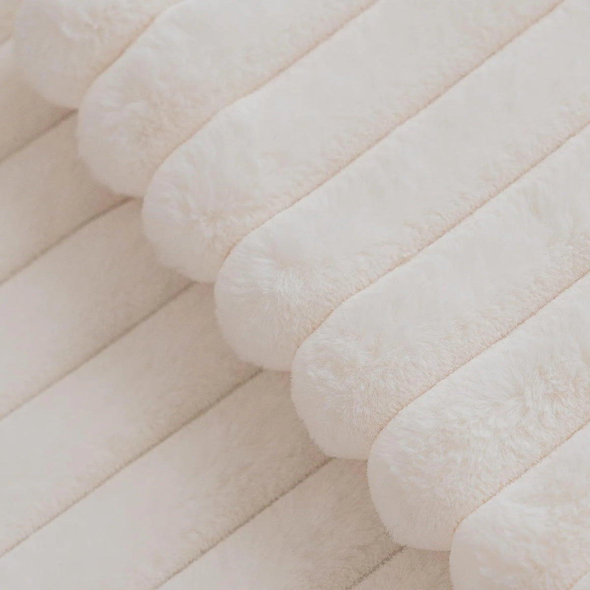 FLOCON — Housse de coussin en fausse fourrure, vue 2