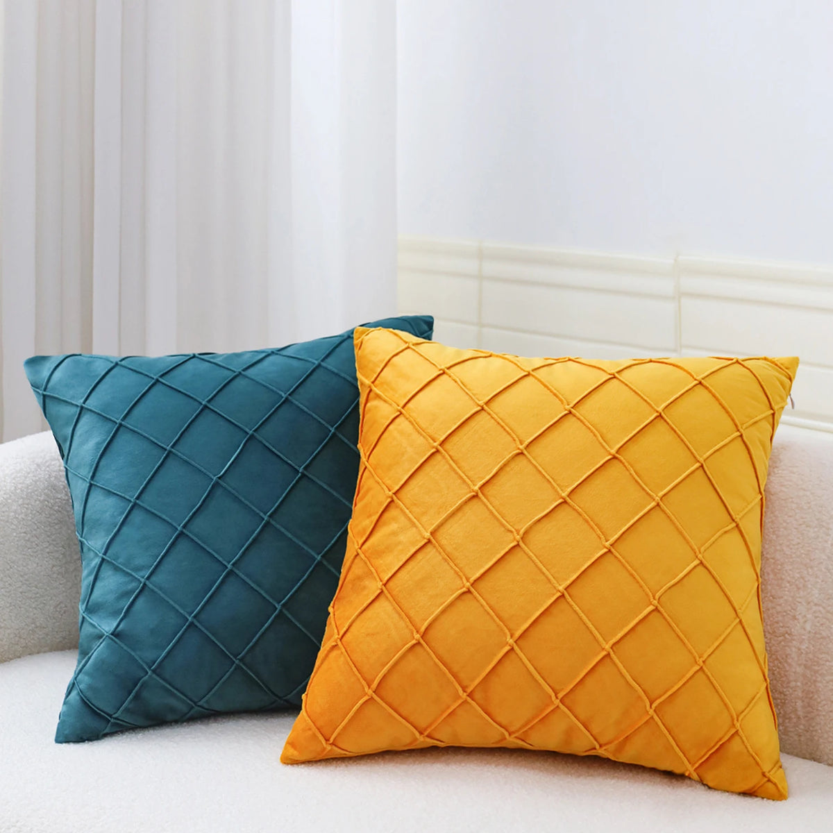 PLISSE — Deux housses de coussin carrées en velours plissé, coloris bleu canard et jaune