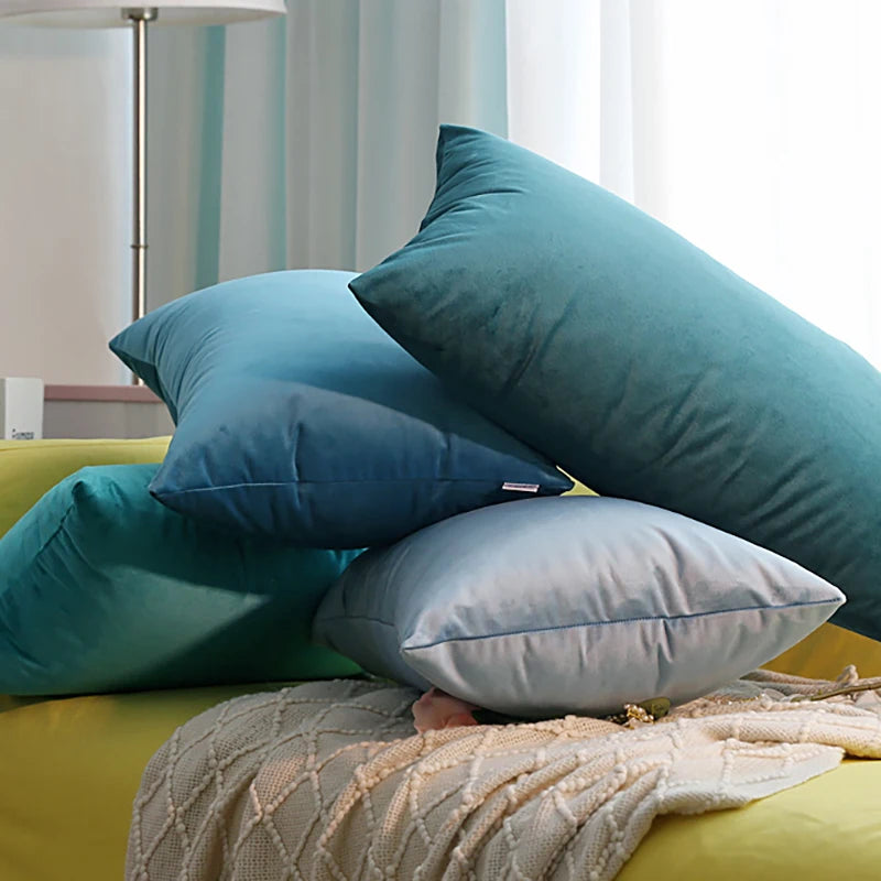 CARMIN — Housses de coussin en velours empilées, coloris bleu canard, bleu acier et bleu ciel
