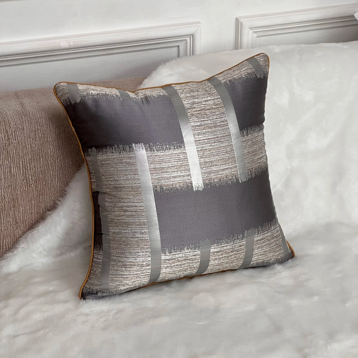 GATSBY — Housse de coussin art déco à rayures argentées et passepoil doré, coloris Gris et argent