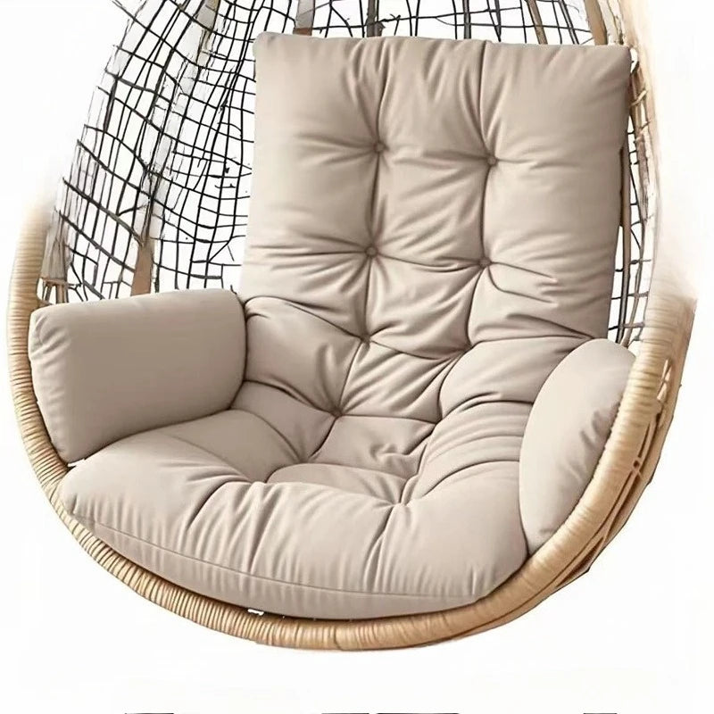 OEUF — Coussin d'assise coloris Beige dans un fauteuil suspendu en rotin