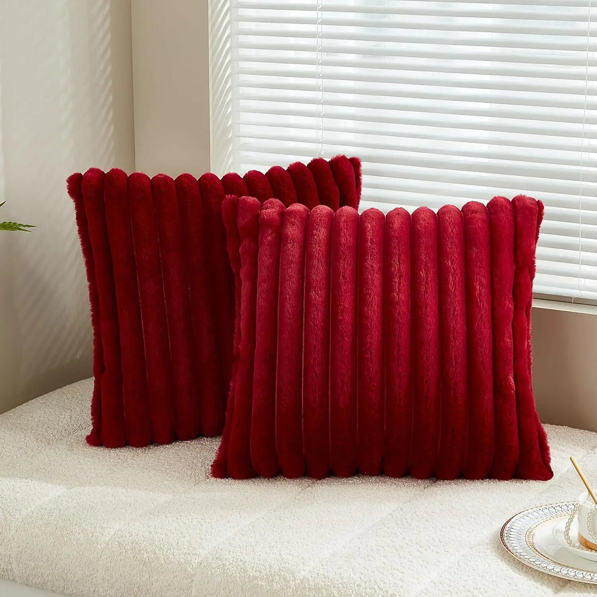 FLOCON — Housse de coussin en fausse fourrure, coloris Bordeaux