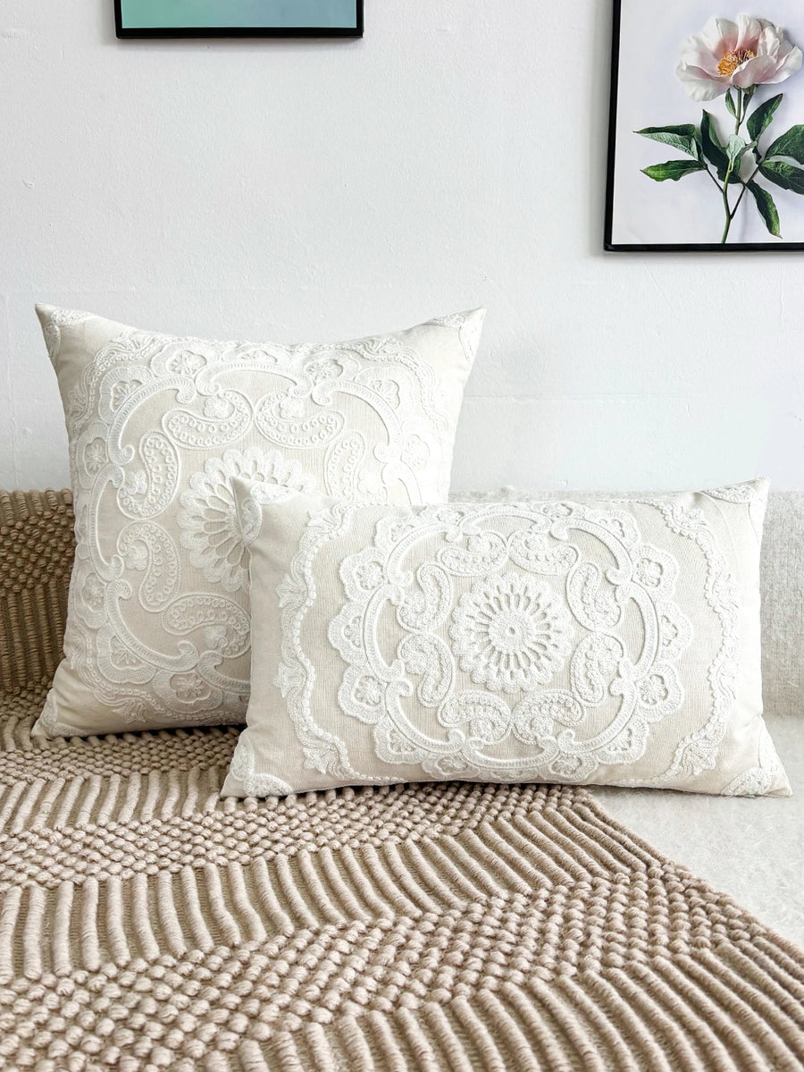 FILIGRANE — Housse de coussin brodée en relief écru