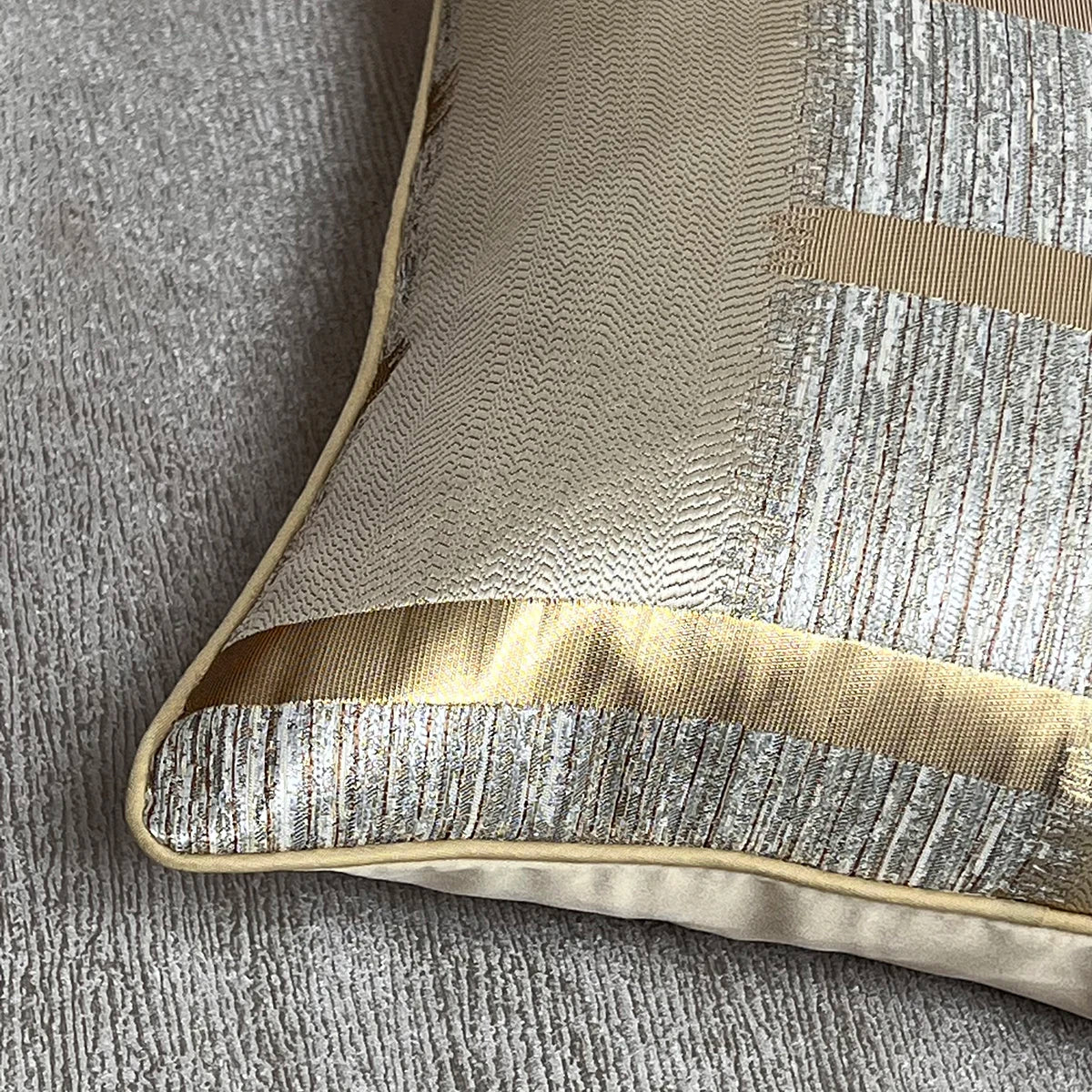 GATSBY — Détail du passepoil doré et de la finition d'angle de la housse jacquard