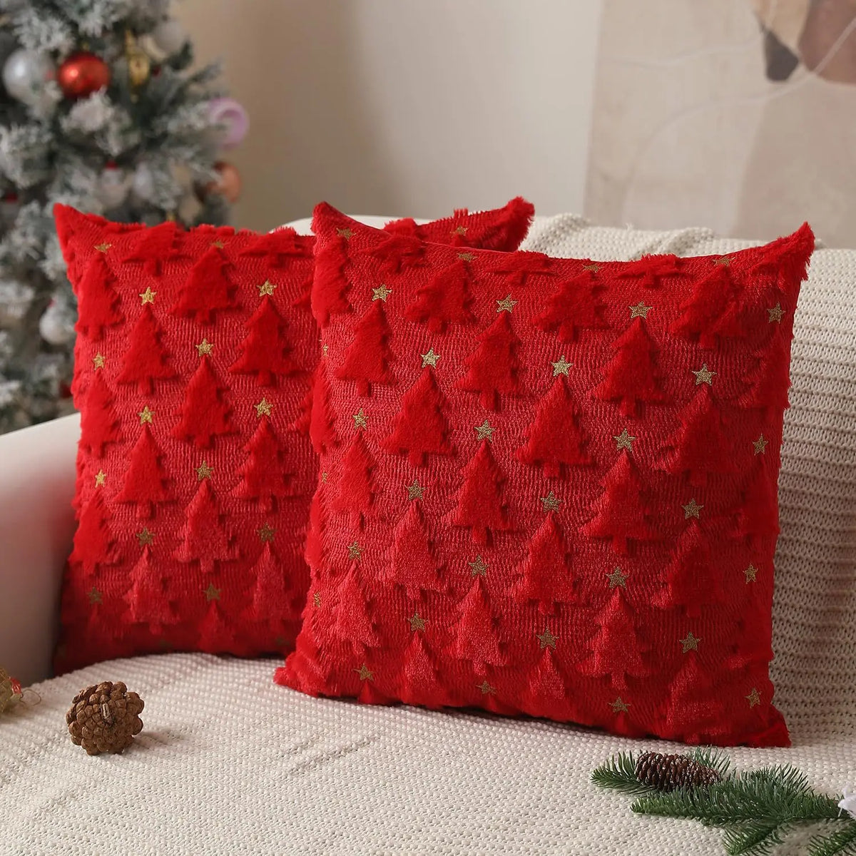 HOUX — Deux housses de coussin de Noël rouges à sapins en relief et étoiles dorées