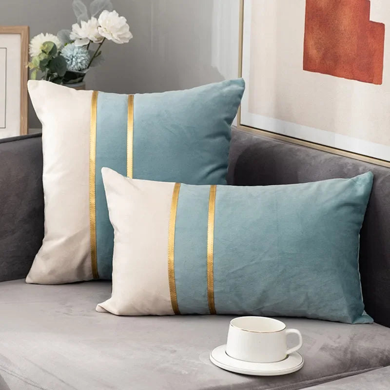 LISERE — Housse de coussin en velours à liserés dorés, coloris Crème et bleu ciel