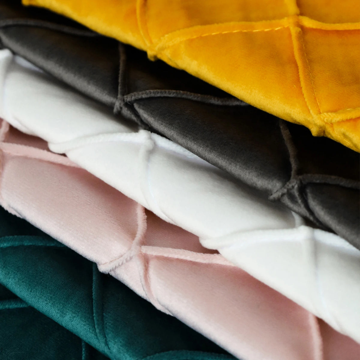 PLISSE — Détail des plis en losange sur velours, coloris jaune, gris foncé, blanc, rose clair et bleu canard