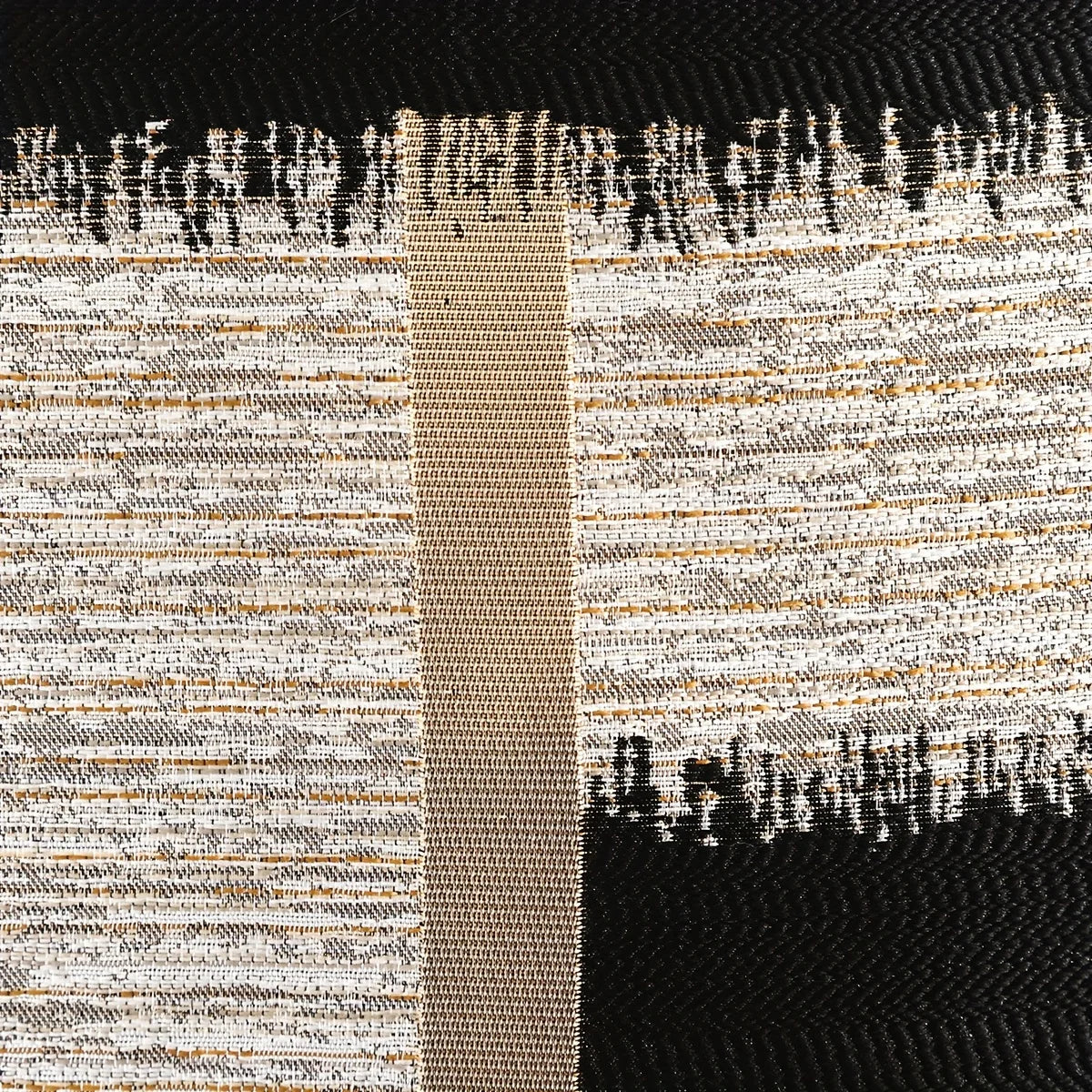 OPERA — Détail du tissage jacquard noir, gris et or
