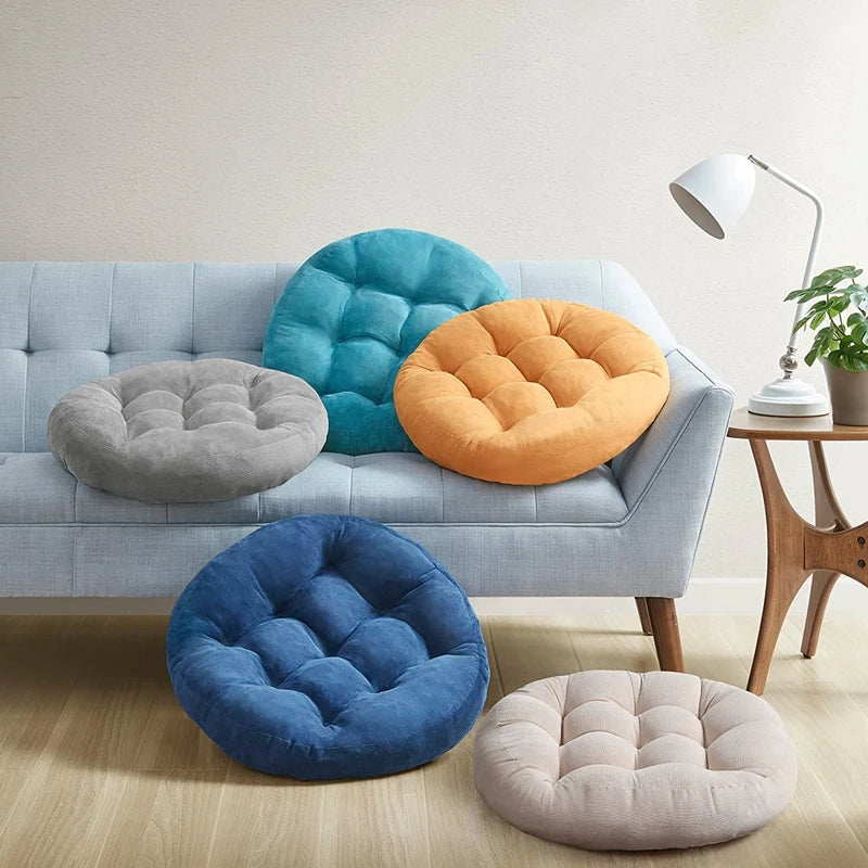 ROTONDE — Coussins de sol ronds capitonnés en plusieurs coloris devant un canapé