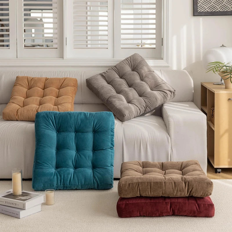 TATAMI — Coussins de sol capitonnés en velours côtelé, coloris Marron, Beige, Gris et Bleu canard près d'un canapé