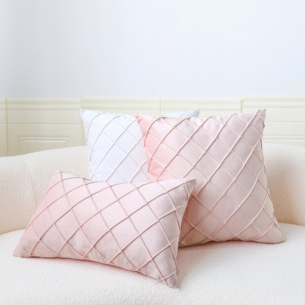 PLISSE — Housses de coussin en velours plissé, formats carré et rectangulaire, coloris blanc et rose clair