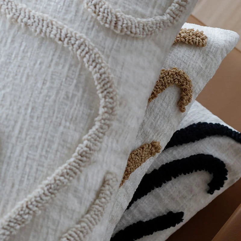 CHENILLE — Gros plan sur le motif en relief de la housse de coussin en chenille