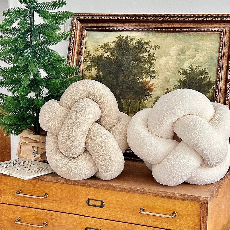 AGNEAU — Coussins boule noués effet laine d'agneau, coloris Crème sur commode
