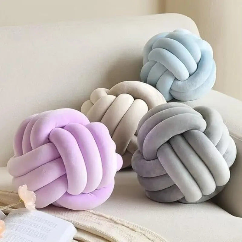 BULLE — Coussins boule noués en velours, ambiance salon