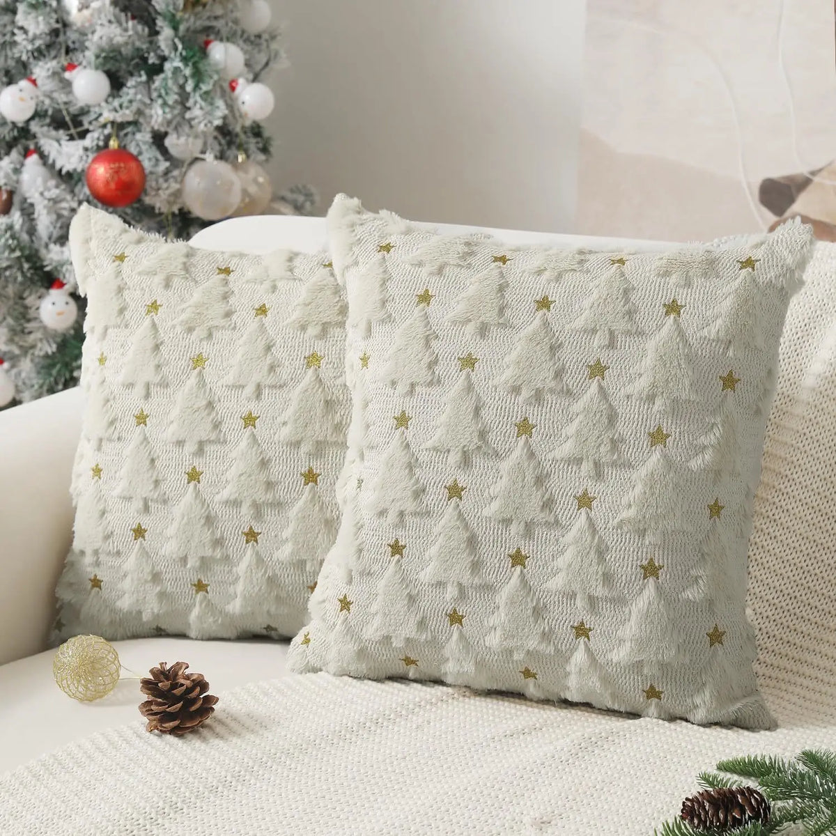 HOUX — Deux housses de coussin de Noël blanches à sapins en relief et étoiles dorées