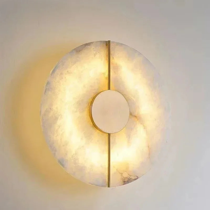 Applique LUNE albâtre en ambiance chambre, Lumora Paris