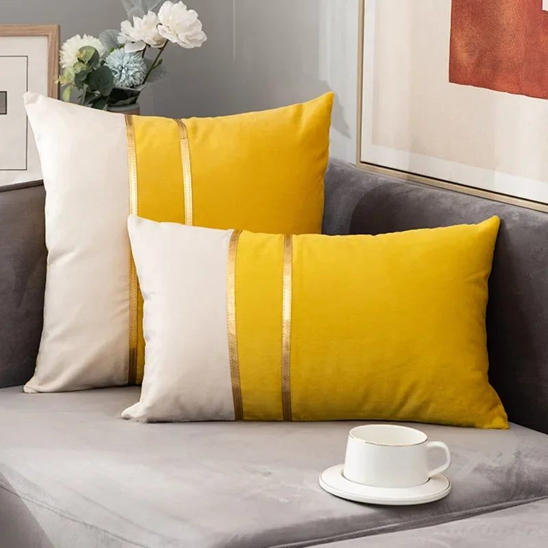LISERE — Housse de coussin en velours à liserés dorés, coloris Crème et moutarde