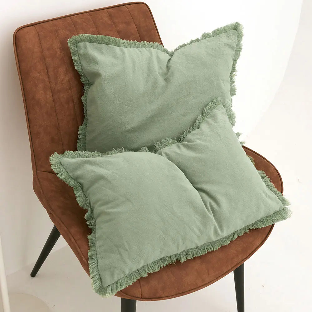 FRANGE — Deux housses de coussin à franges, coloris Vert clair, formats carré et rectangulaire