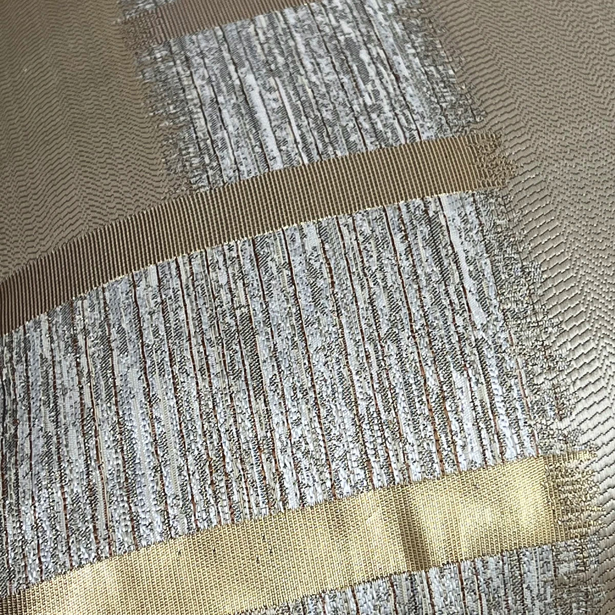 GATSBY — Gros plan sur le tissu jacquard texturé et les bandes dorées, coloris Beige et or