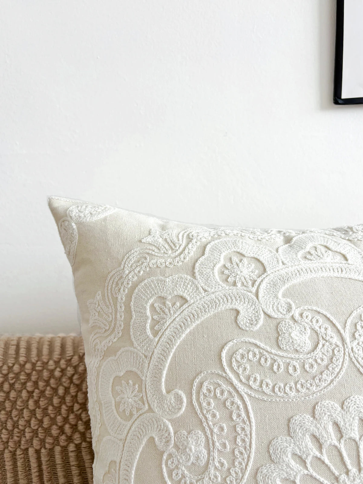 FILIGRANE — Gros plan sur la broderie en relief à motifs de volutes