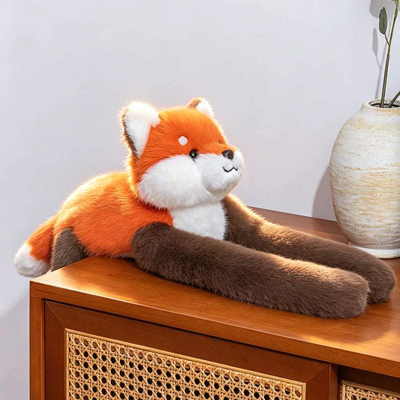 MARMOT — Peluche lestée 55 cm, renard allongé sur un meuble