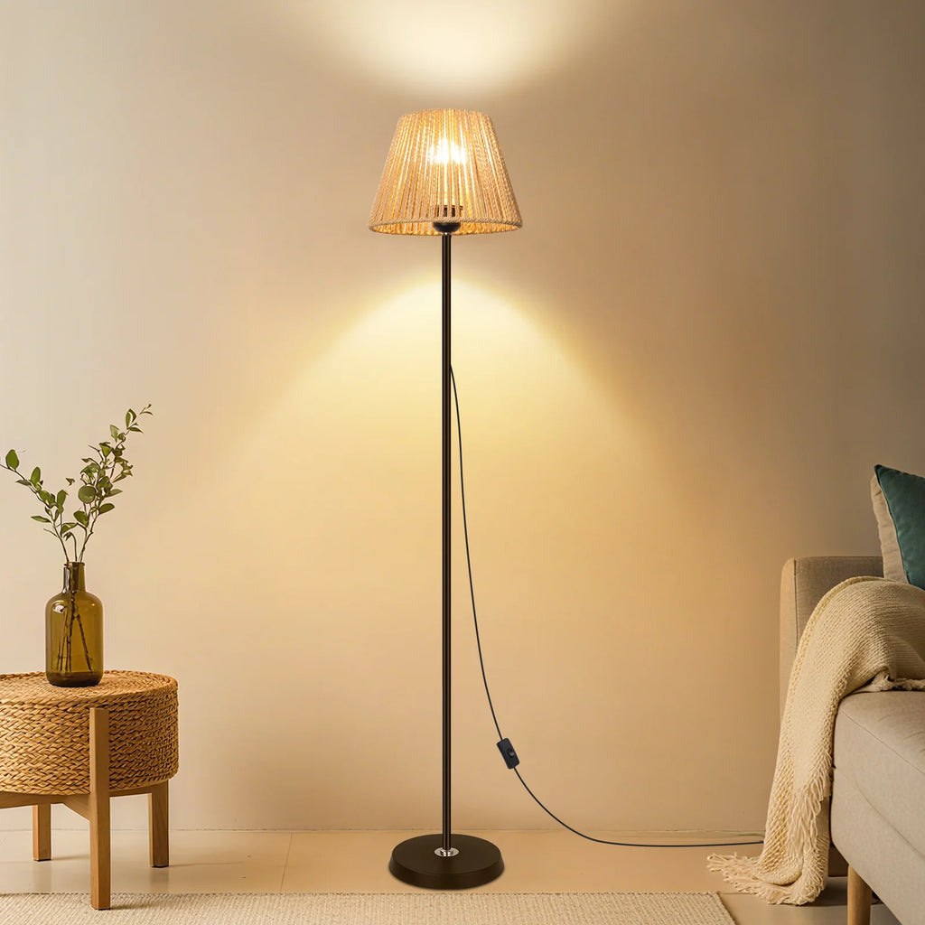 Lampadaire PALMA rotin tressé en ambiance salon, Lumora Paris