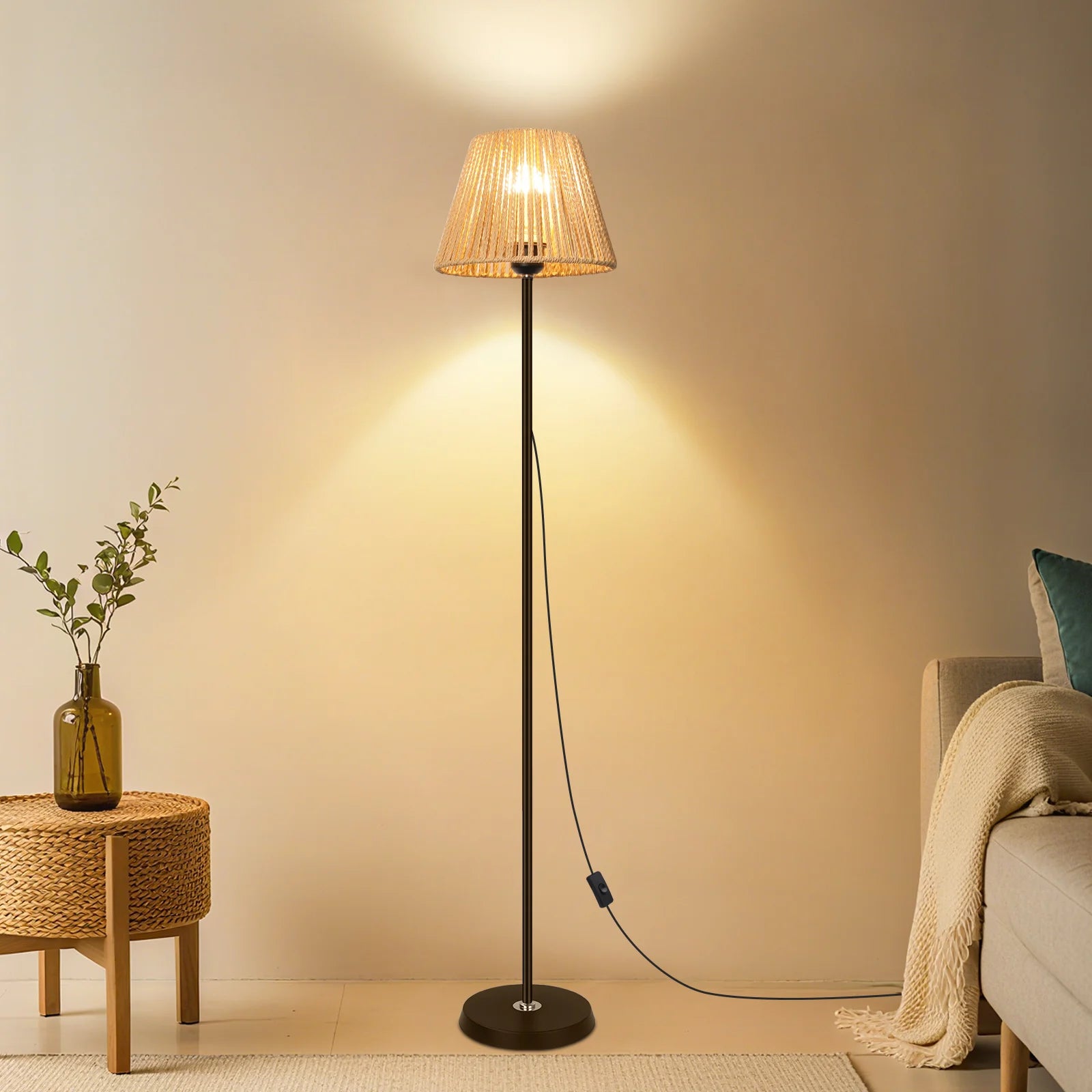 Lampadaire PALMA rotin tressé en ambiance salon, Lumora Paris