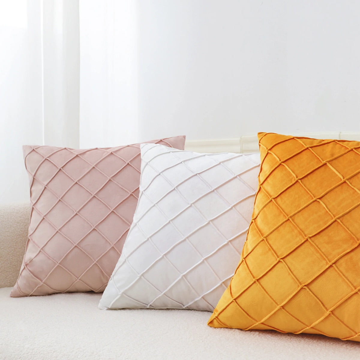 PLISSE — Housses de coussin en velours plissé à motif losange, coloris rose clair, blanc et jaune