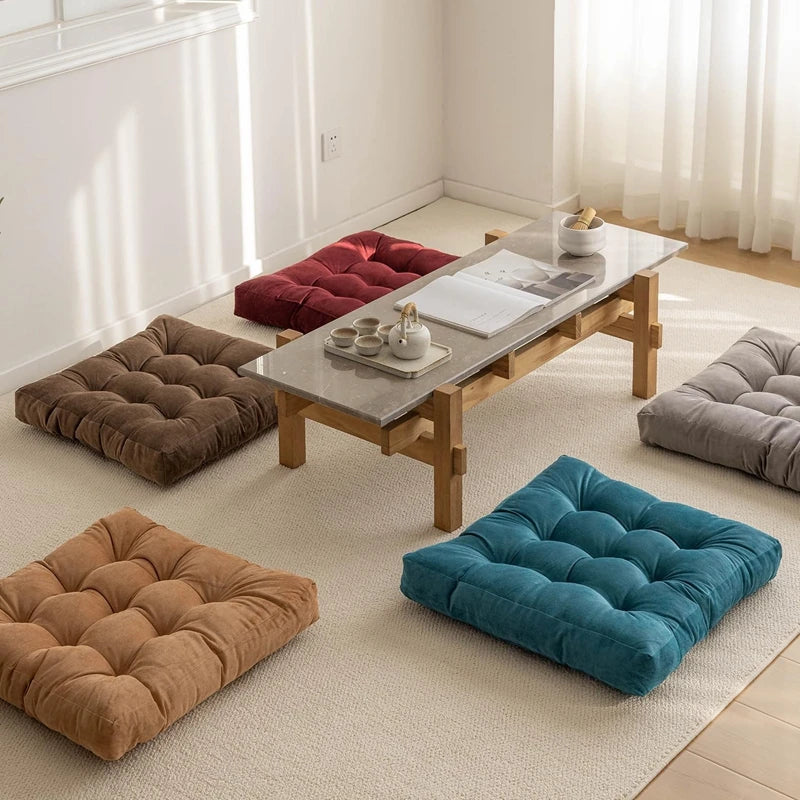 TATAMI — Coussins de sol carrés capitonnés en velours côtelé, plusieurs coloris dans un salon