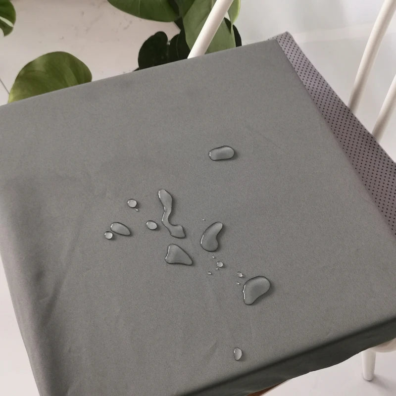 GALETTE — Gouttes d'eau sur le tissu imperméable de la galette de chaise grise