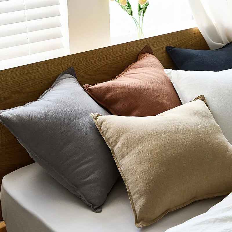LINETTE — Housses de coussin en coton et lin, assortiment de coloris sur un lit