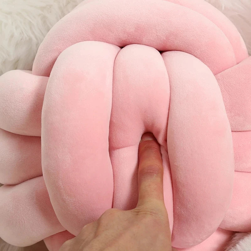 BULLE — Coussin boule noué en velours, détail des boudins