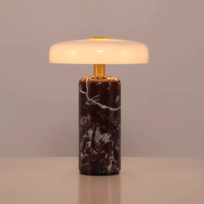 Lampe à poser Sélène en marbre et verre opalin, Lumora Paris