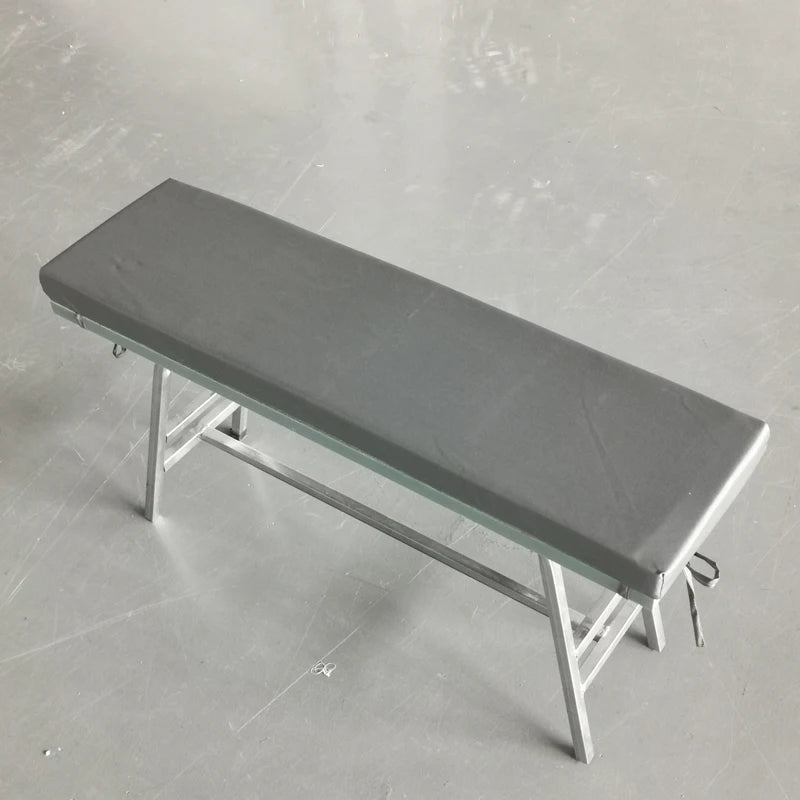 GALETTE — Coussin d'assise gris posé sur un banc