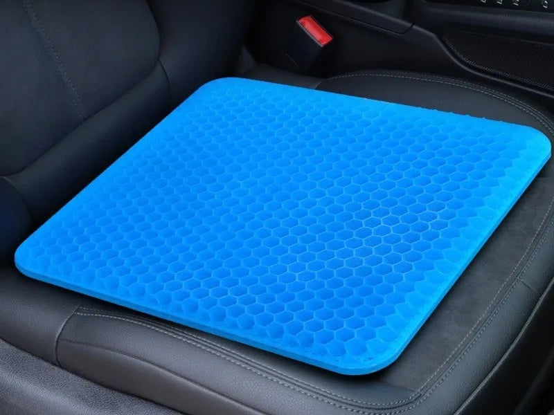 ALVEOLE — Coussin d'assise en gel bleu nid d'abeille posé sur un siège de voiture