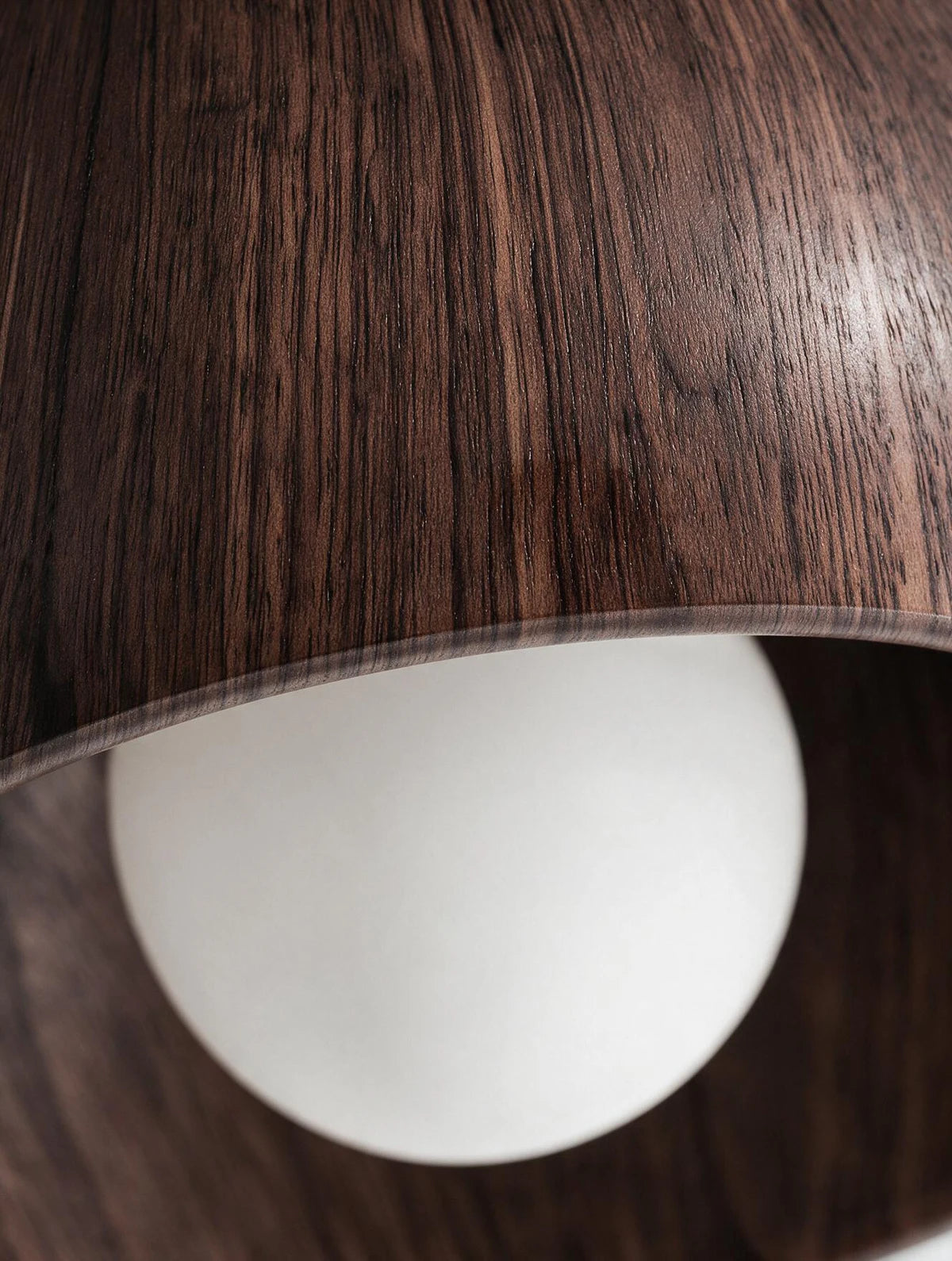 NID, plafonnier dôme en bois, finition Noyer, gros plan sur le placage bois | Maison Beaurel