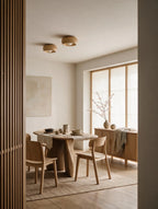 NID, plafonnier dôme en bois, finition Bois clair, deux luminaires au-dessus d'une salle à manger | Maison Beaurel