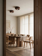 NID, plafonnier dôme en bois, finition Noyer, deux luminaires au-dessus d'une salle à manger | Maison Beaurel