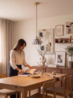 Canton, suspension en céramique dans un séjour lumineux | Maison Beaurel