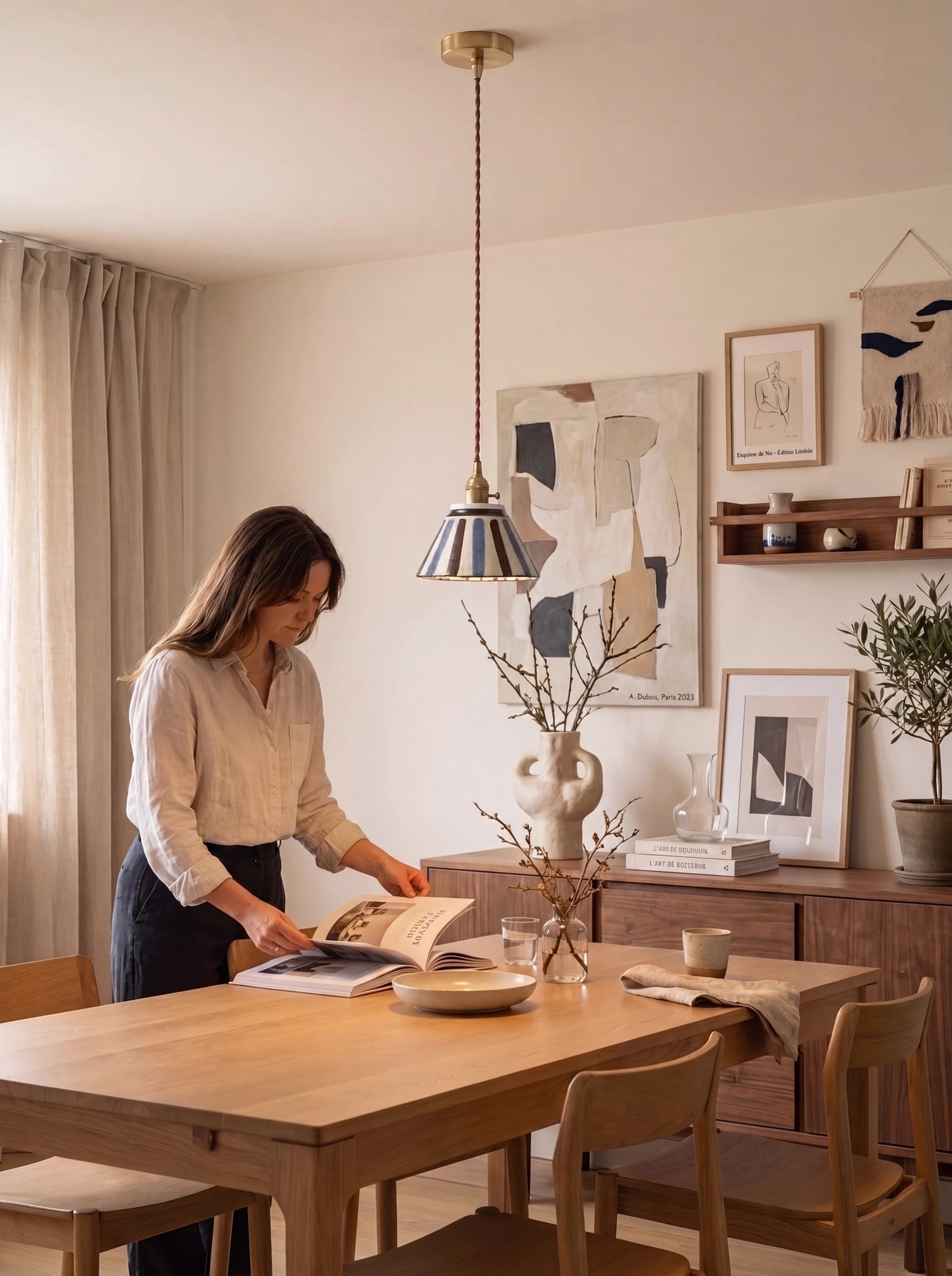 Canton, suspension en céramique dans un séjour lumineux | Maison Beaurel