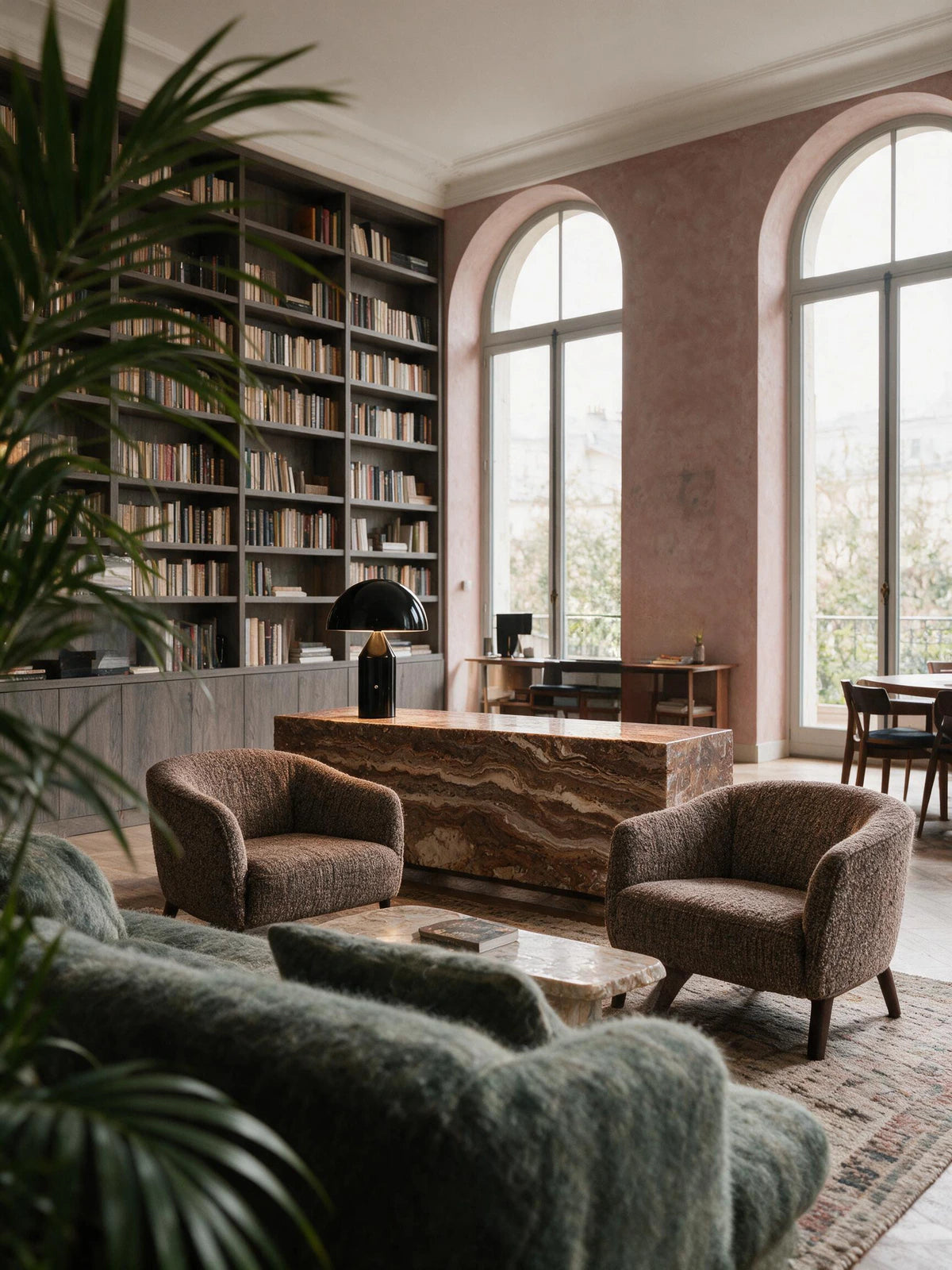 Lampe champignon CÈPE en métal noir sur une console, salon avec bibliothèque — Maison Beaurel