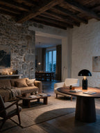 Lampe à poser champignon CÈPE noire sur une table basse ronde, salon aux murs de pierre — Maison Beaurel