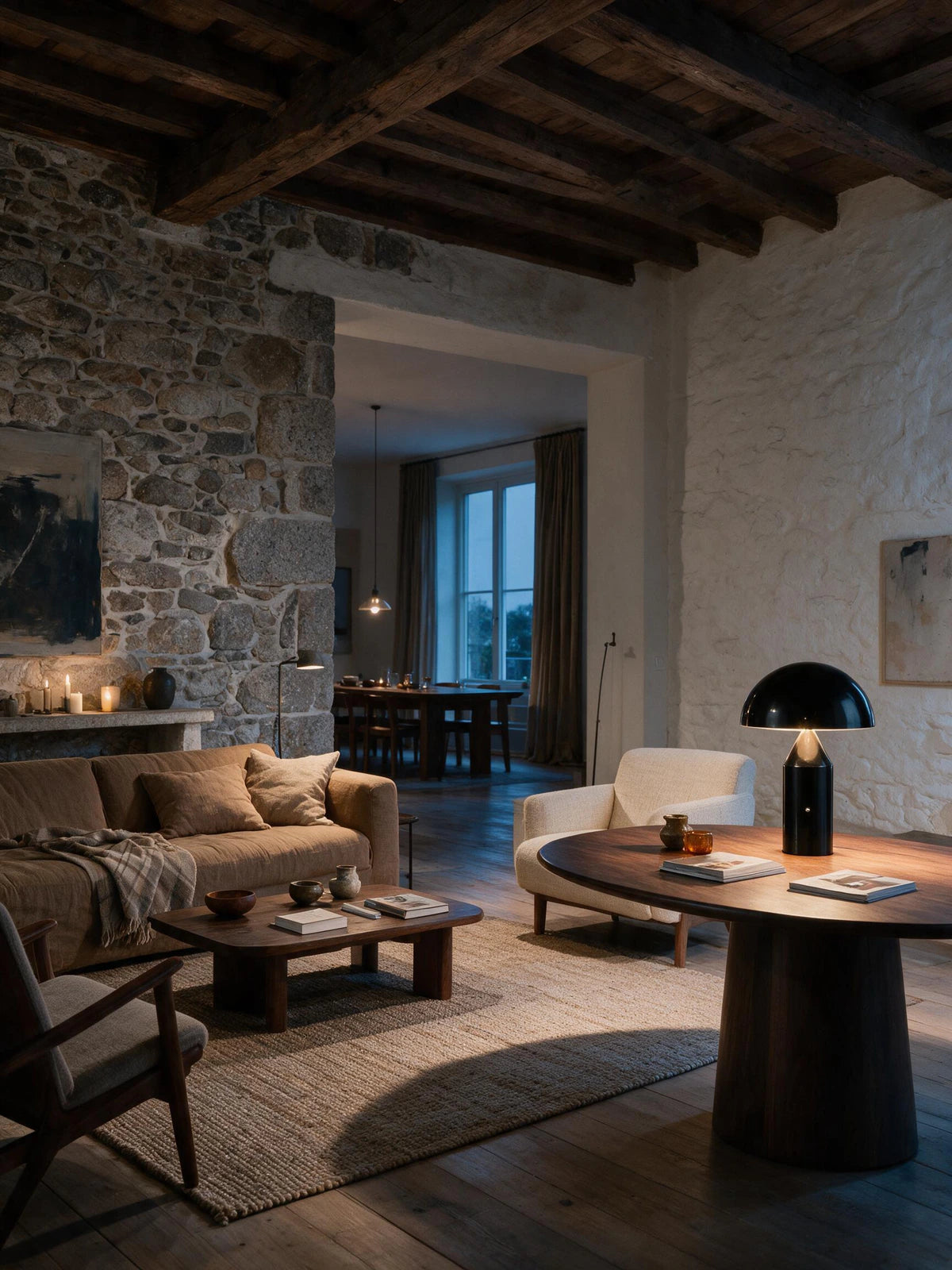 Lampe à poser champignon CÈPE noire sur une table basse ronde, salon aux murs de pierre — Maison Beaurel