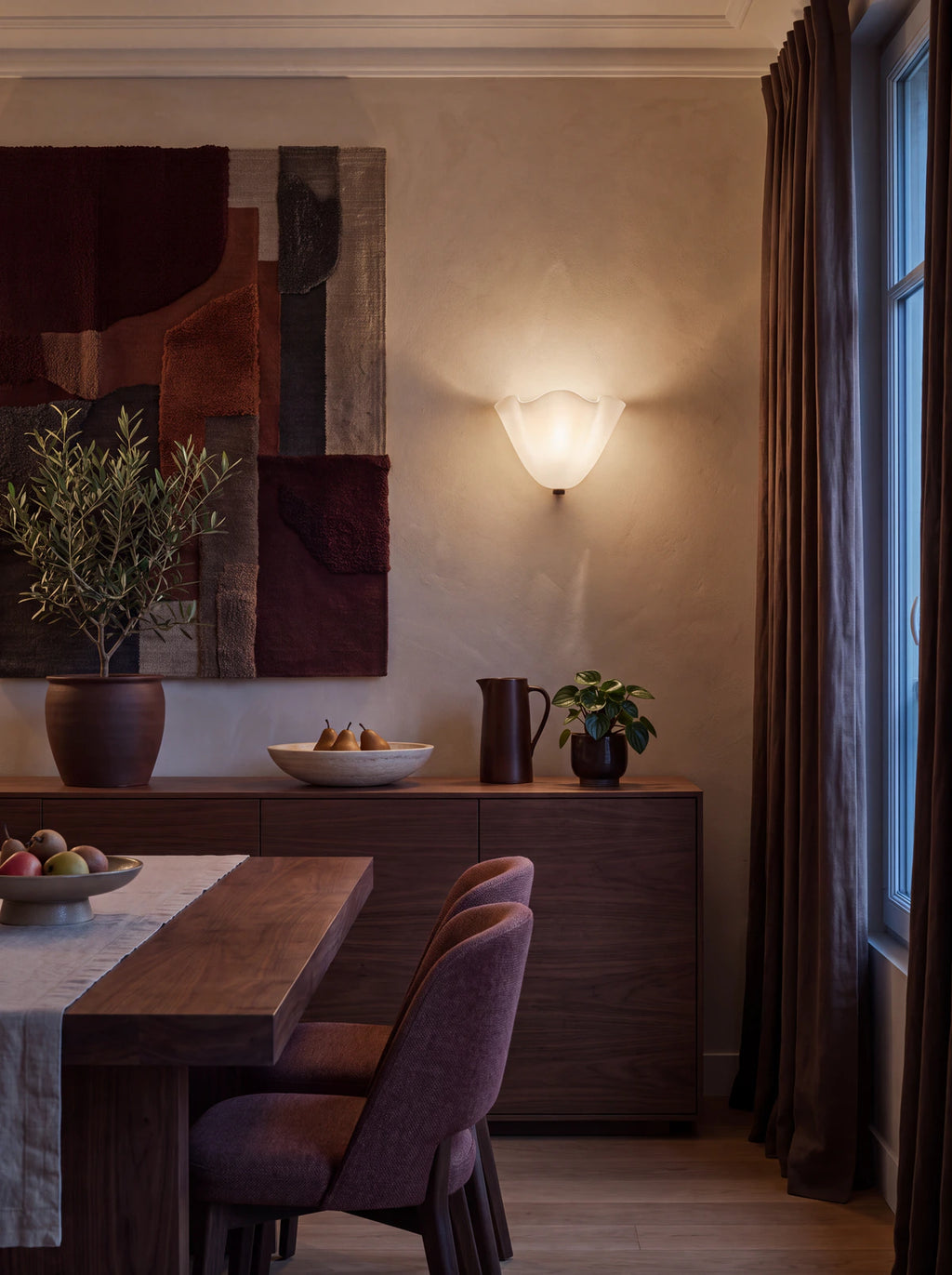 Applique murale BAIE en verre coloré — allumée au-dessus d'un buffet en salle à manger — Maison Beaurel