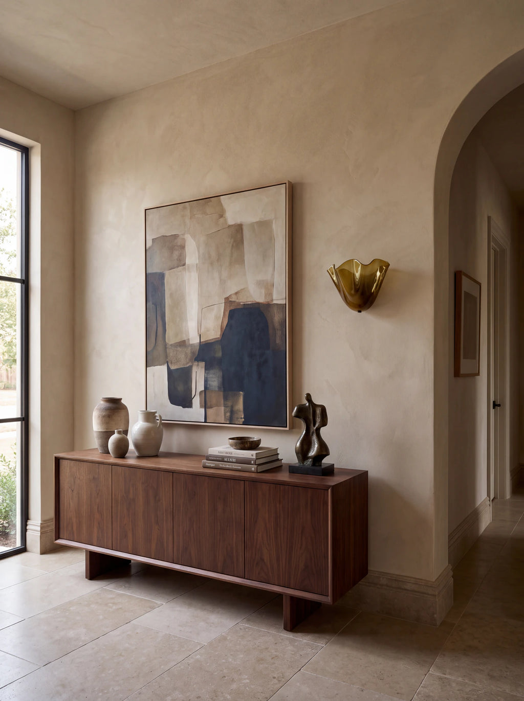 Applique murale BAIE en verre coloré — salon avec tableau abstrait et buffet en bois — Maison Beaurel