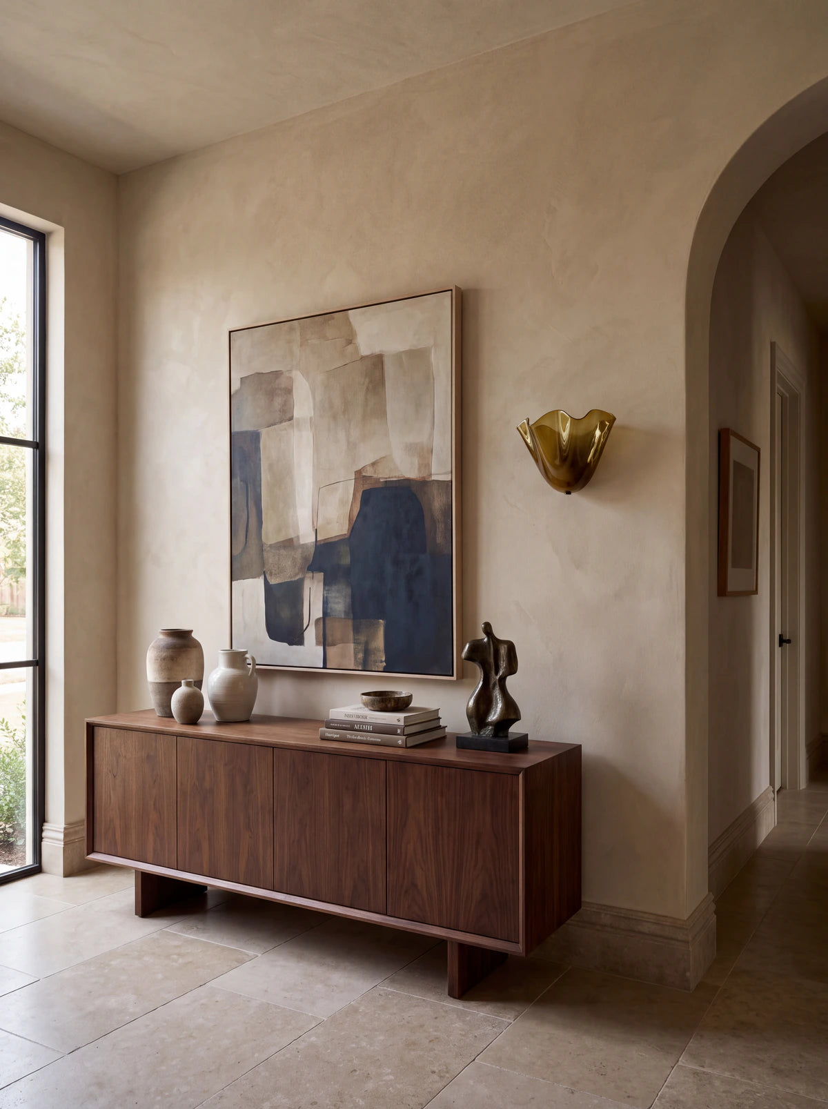 Applique murale BAIE en verre coloré — salon avec tableau abstrait et buffet en bois — Maison Beaurel