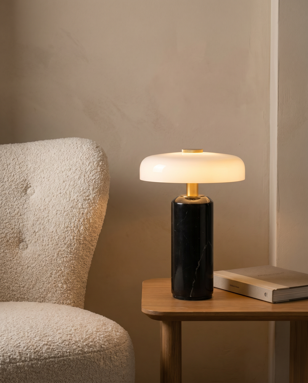 Lampe SÉLÈNE en marbre noir dans un coin lecture, lumière chaude d'appoint