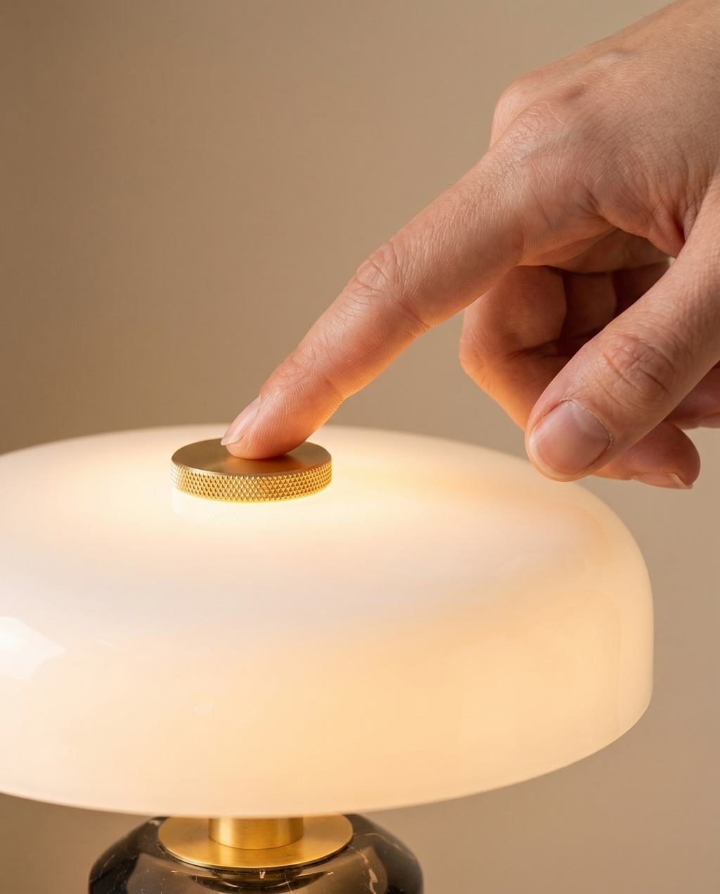 Contrôle tactile doré au sommet de la lampe sans fil SÉLÈNE en marbre noir